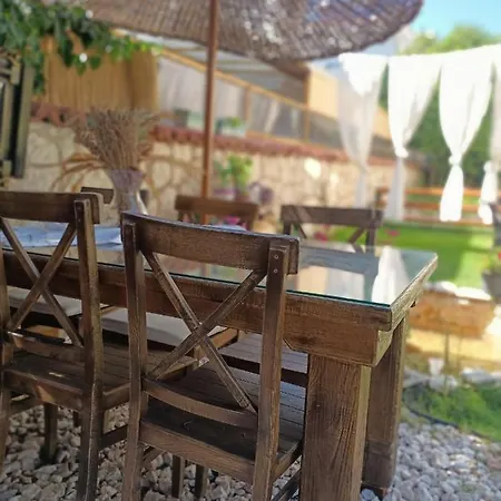 Bed & Breakfast Bizim Ev Alacati *